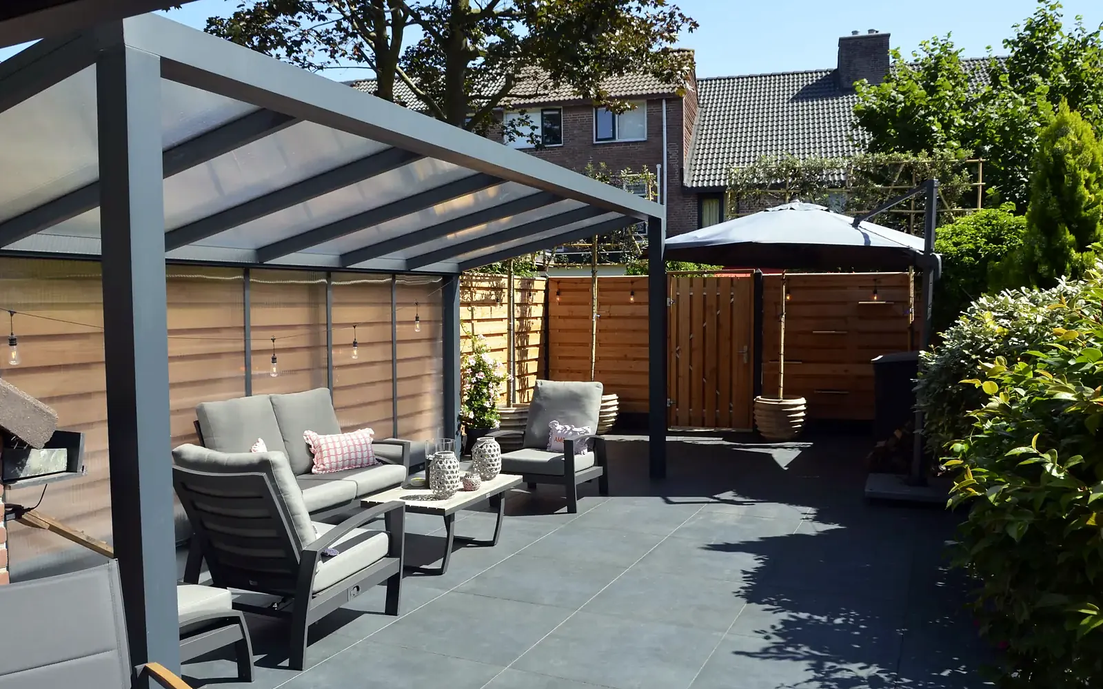 Antracieten keramische tegels onder de veranda, Rotterdam