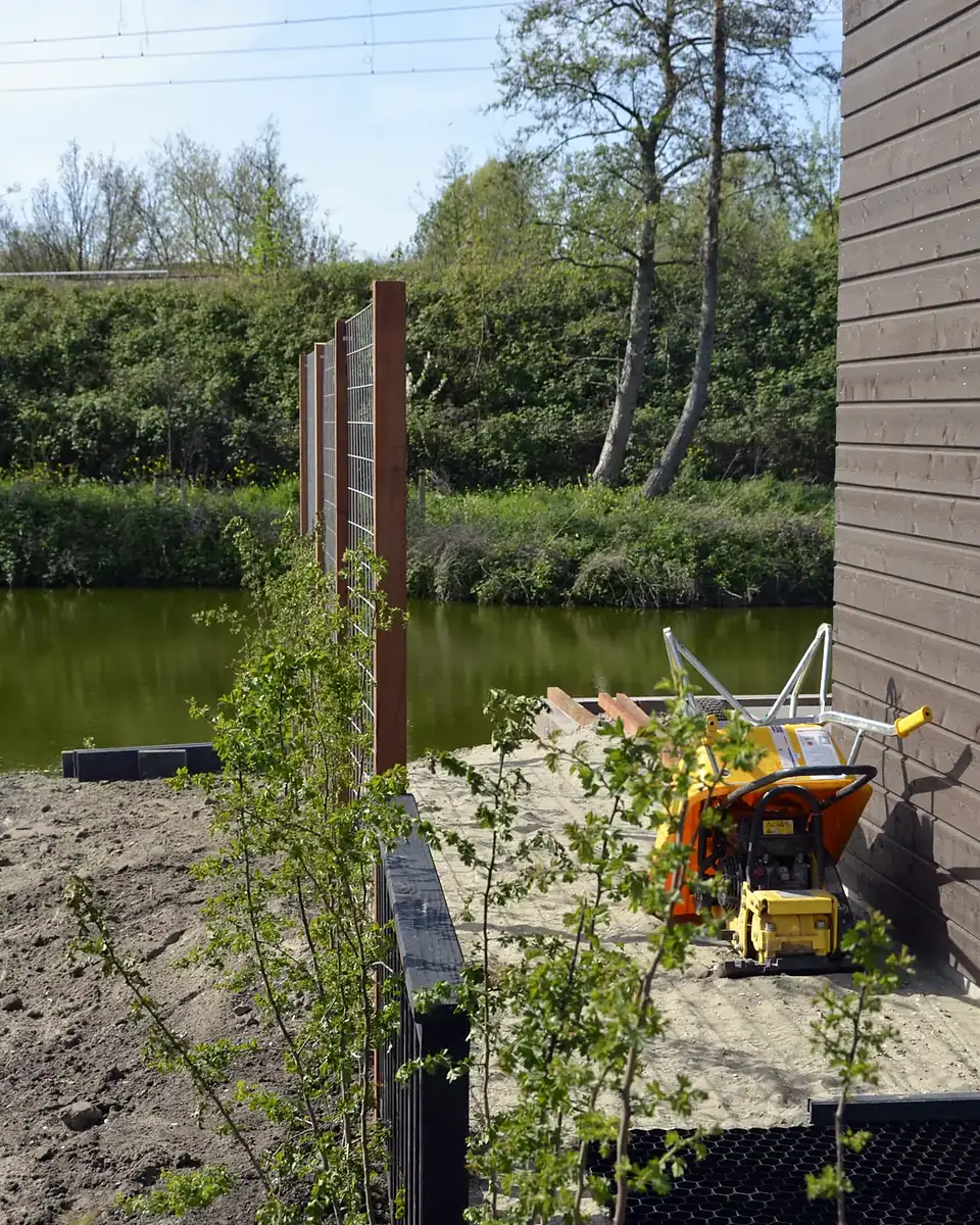 Vóór: het zijpad naar het water is nog zand, met de trilplaat