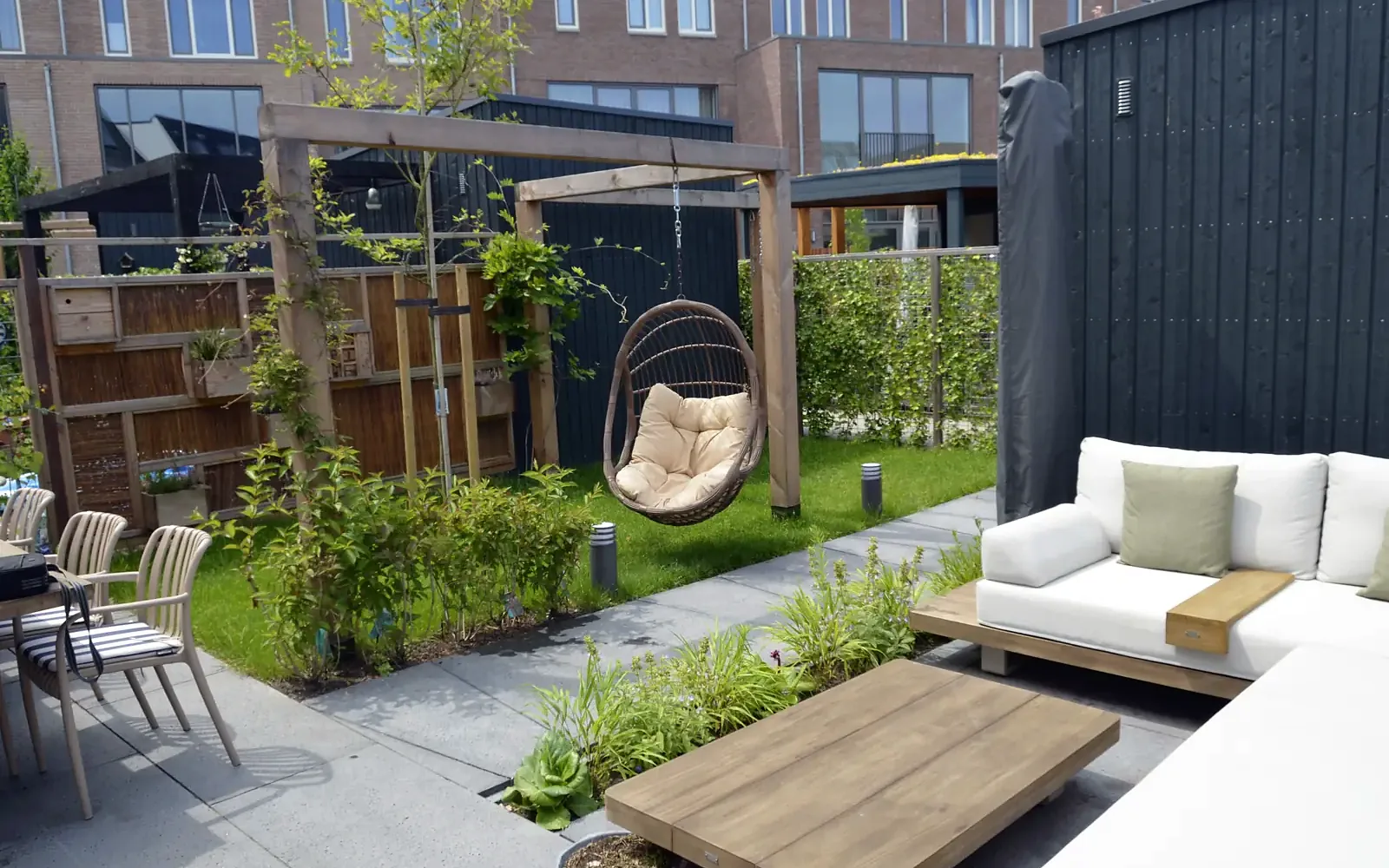 Zithoek met houten salontafel op het terras