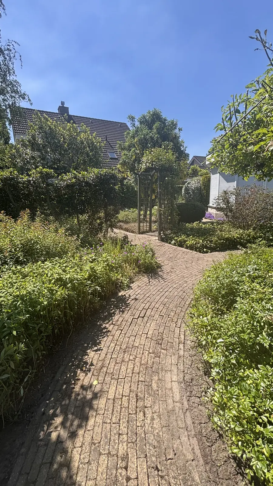 De vijver met de woning erachter