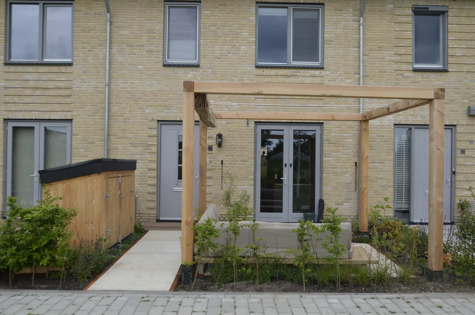 Zandbed met kantopsluiting langs de gevel