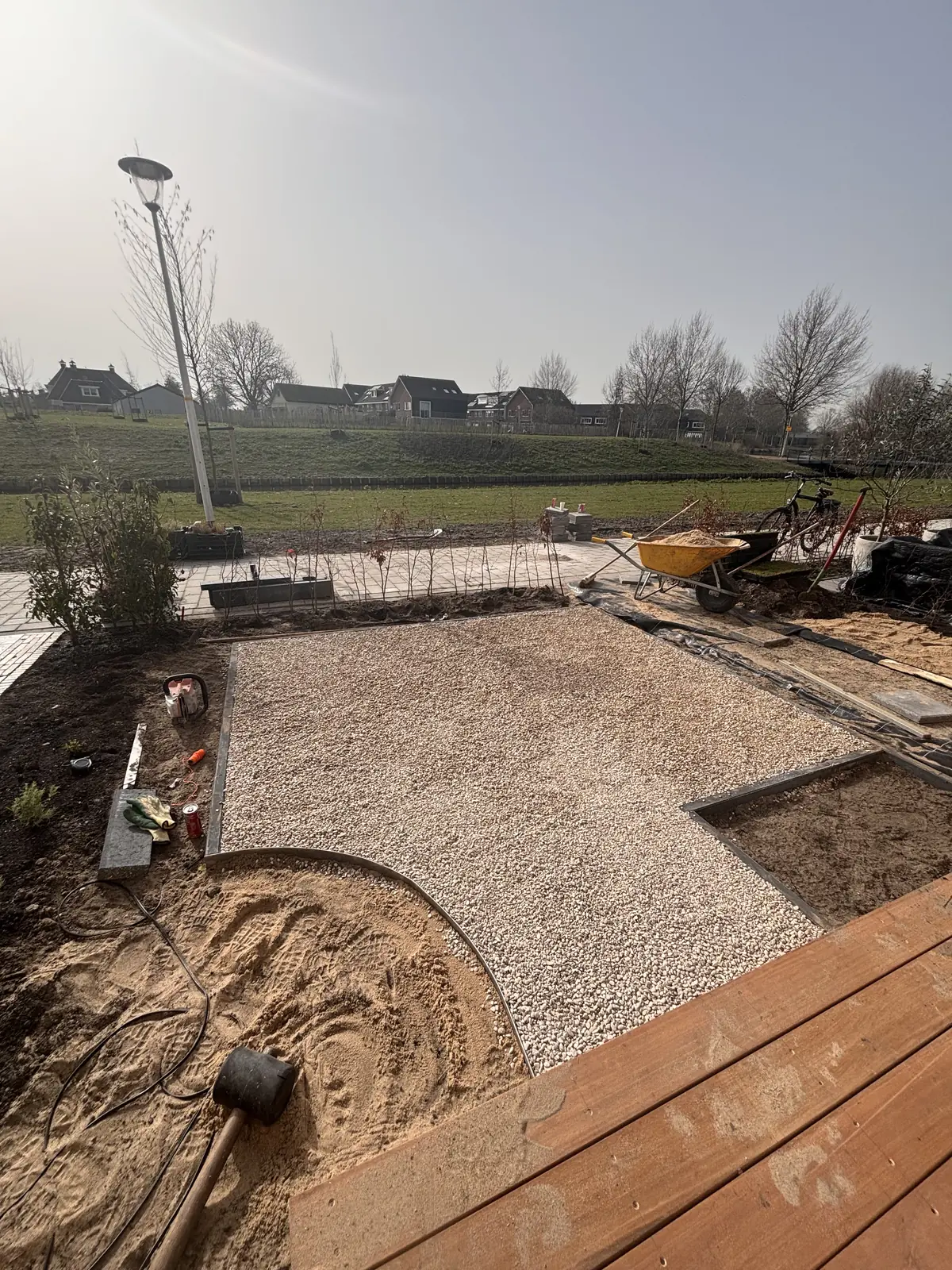 Zandbed met de kerk op de achtergrond