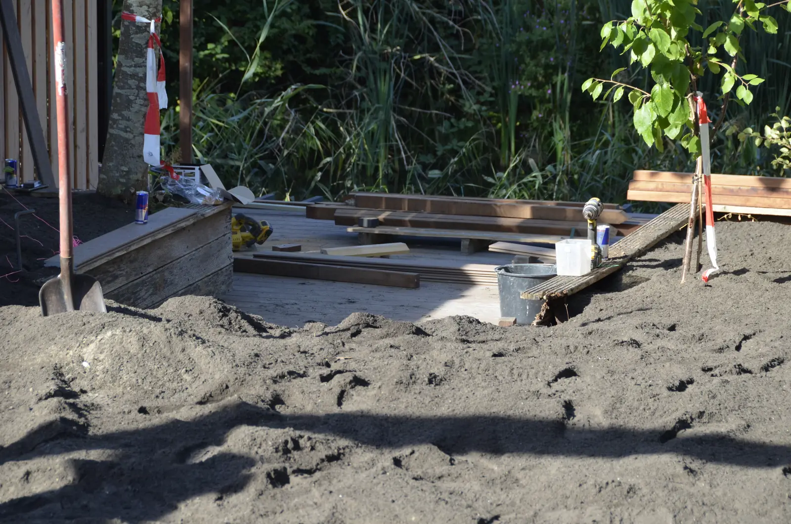 Uitgegraven grond met het nieuwe frame ernaast