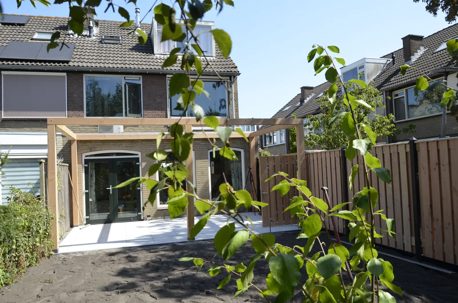 De nieuwe pergola met de woning erachter