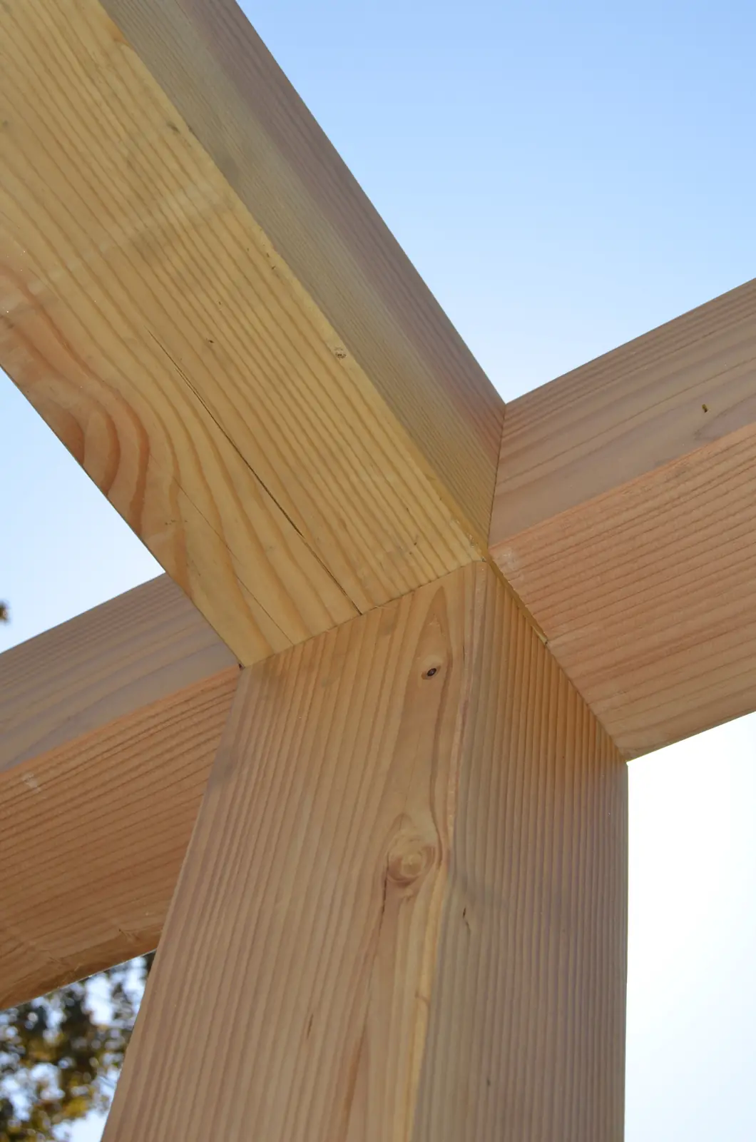 Houtverbinding van de pergola tegen de lucht