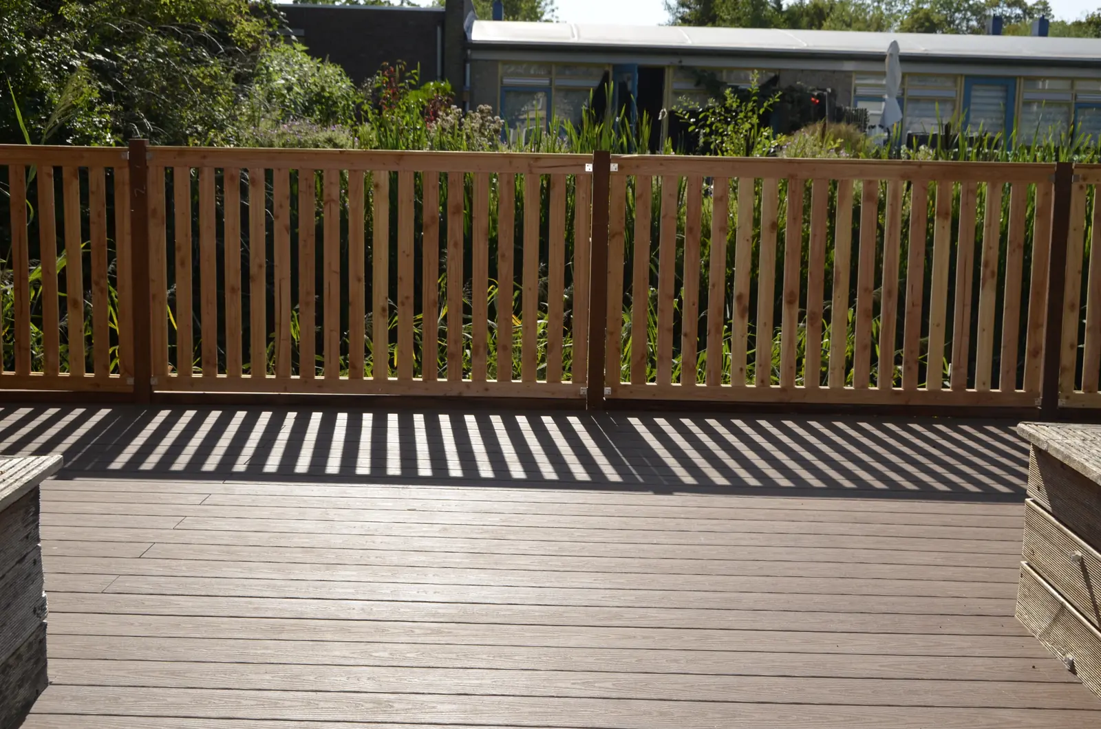 Composieten vlonder met de balustrade erlangs