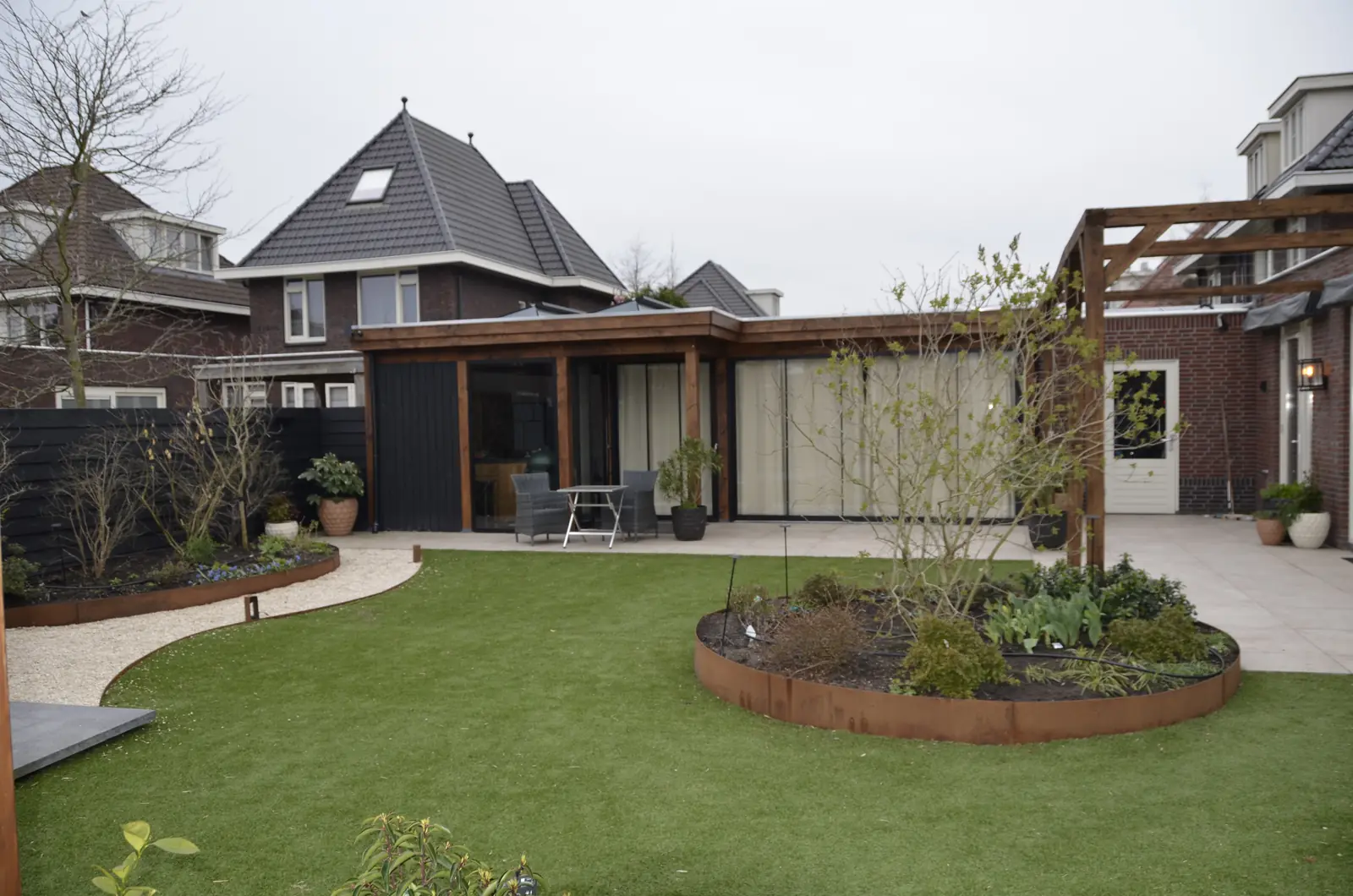 De overkapping staat al, de vloer eronder is nog bouwterrein met gereedschap
