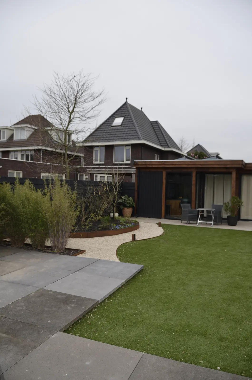 Binnen in de overkapping tijdens de bouw, met kruiwagen en materiaal
