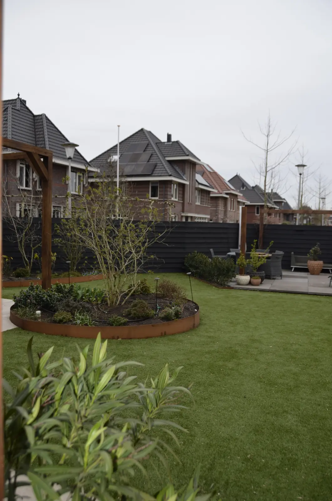 De overkapping tegen de gevel, eronder staat nog werkmateriaal