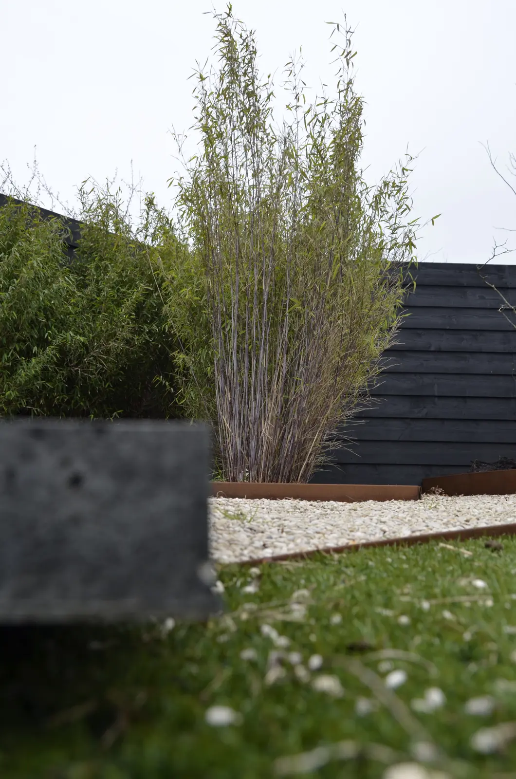 Border met cortenstalen rand langs het gazon