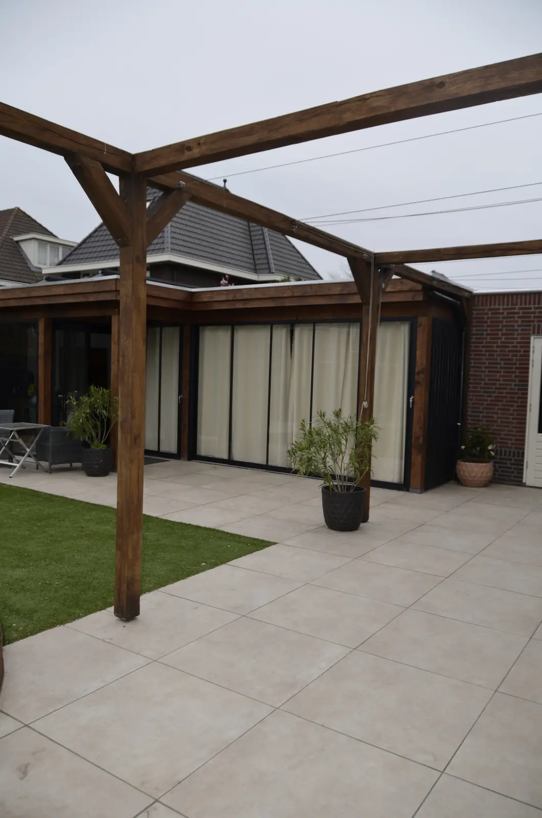 Doorkijk onder de overkapping naar het terras