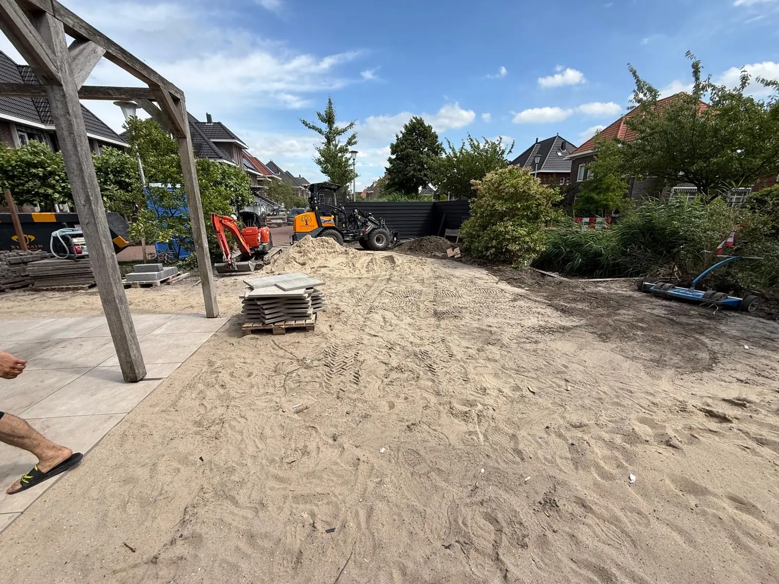 Overzicht van de bouwplaats met de overkapping