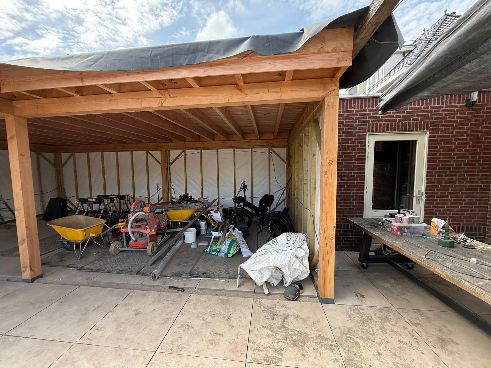 De overkapping van buitenaf tijdens de bouw