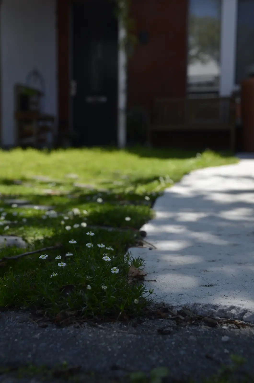 Betonpad in een flauwe bocht langs het parkeervak van grasbetontegels