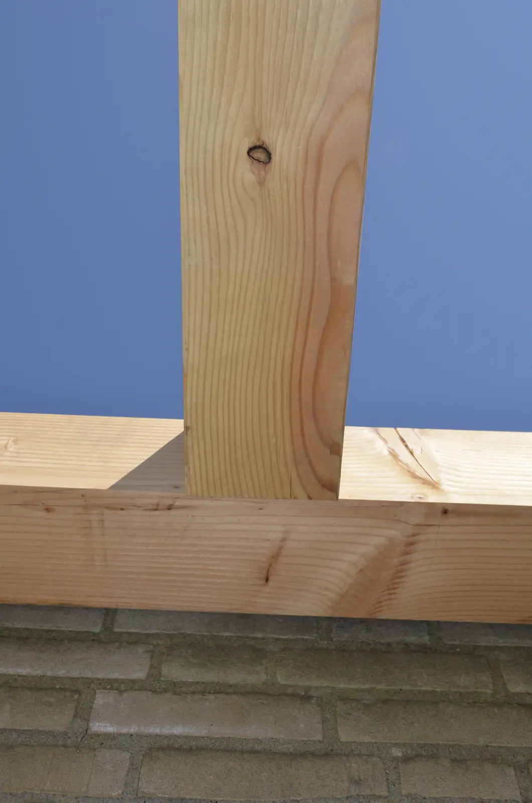 Ligger van de pergola op de balk langs de gevel