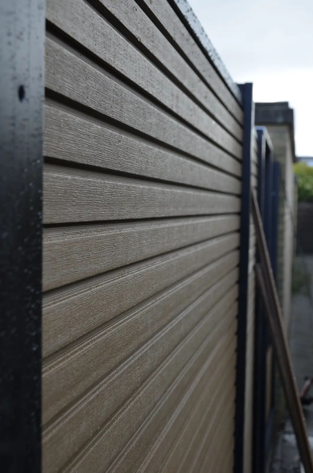 Composiet schutting met horizontale planken tussen aluminium palen