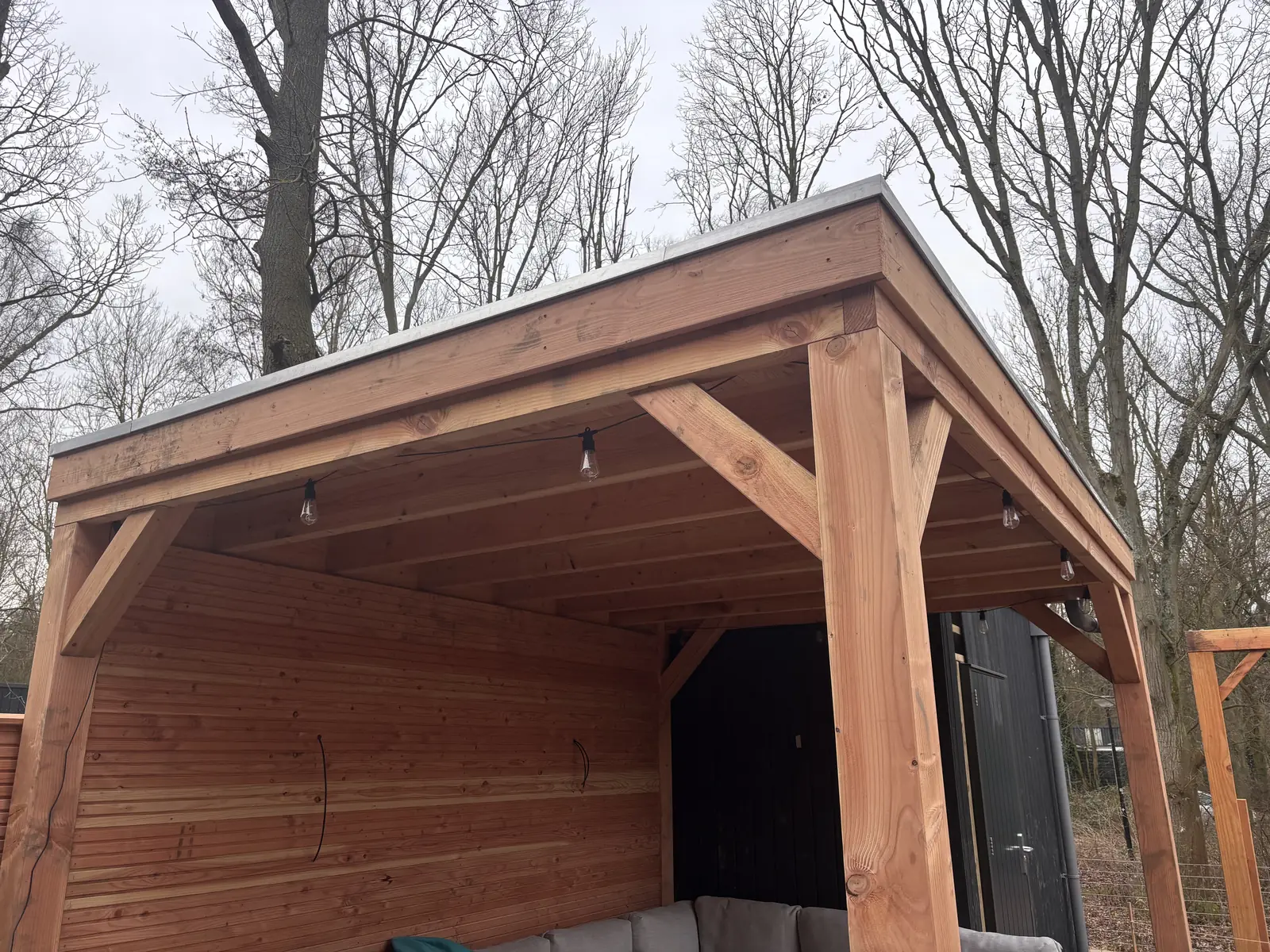 De overkapping van buitenaf tijdens de bouw