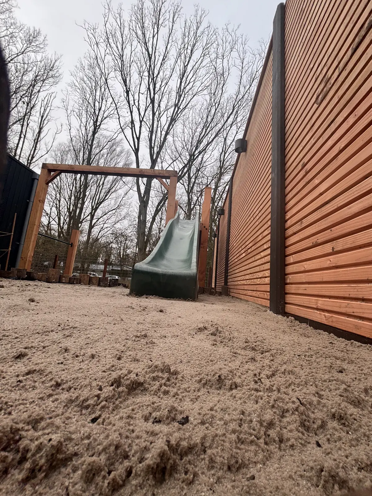 Uitgegraven grond naast de gevel