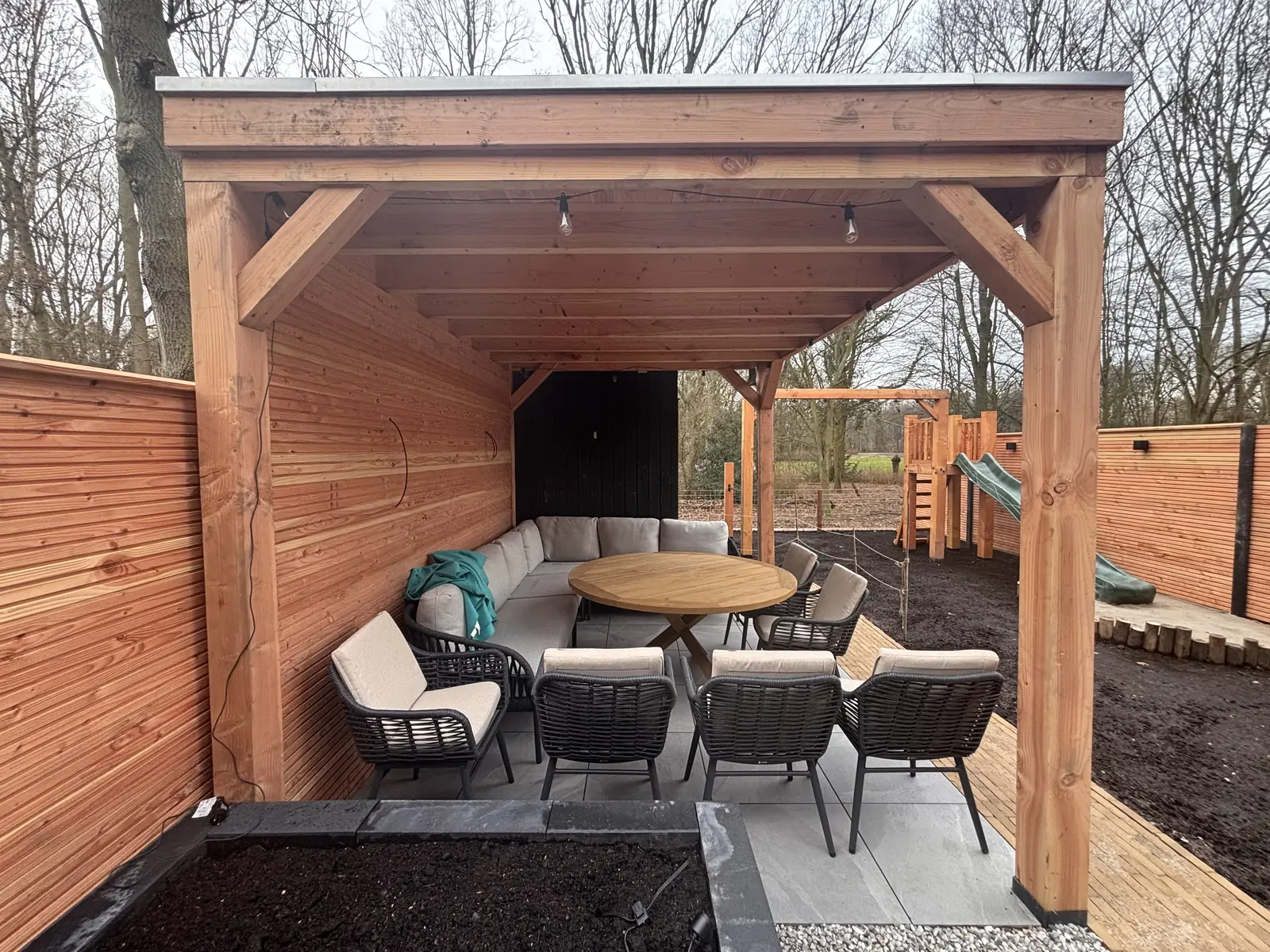 Zithoek onder de overkapping