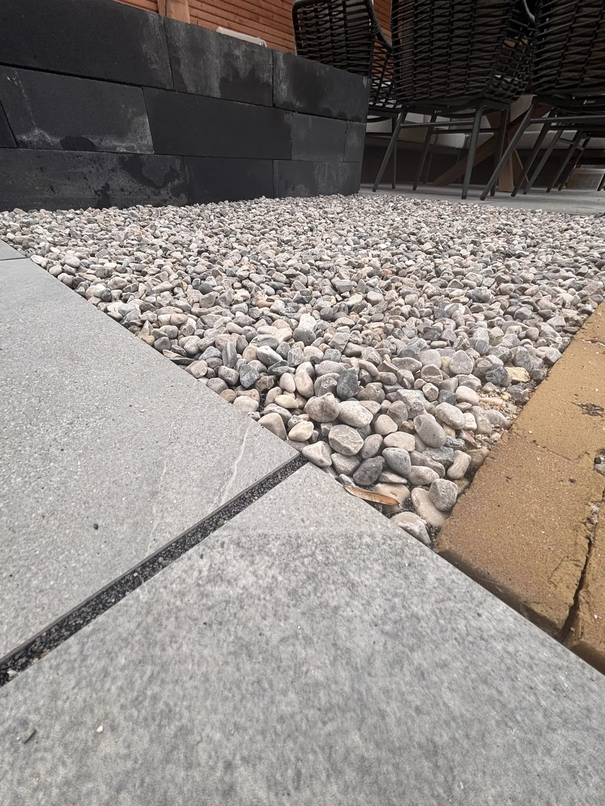 Grind met de betonnen band ernaast
