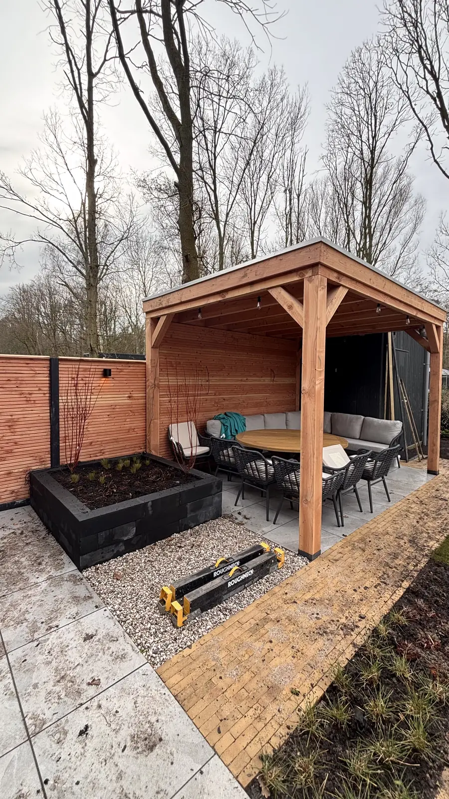 De overkapping met de verhoogde plantenbak