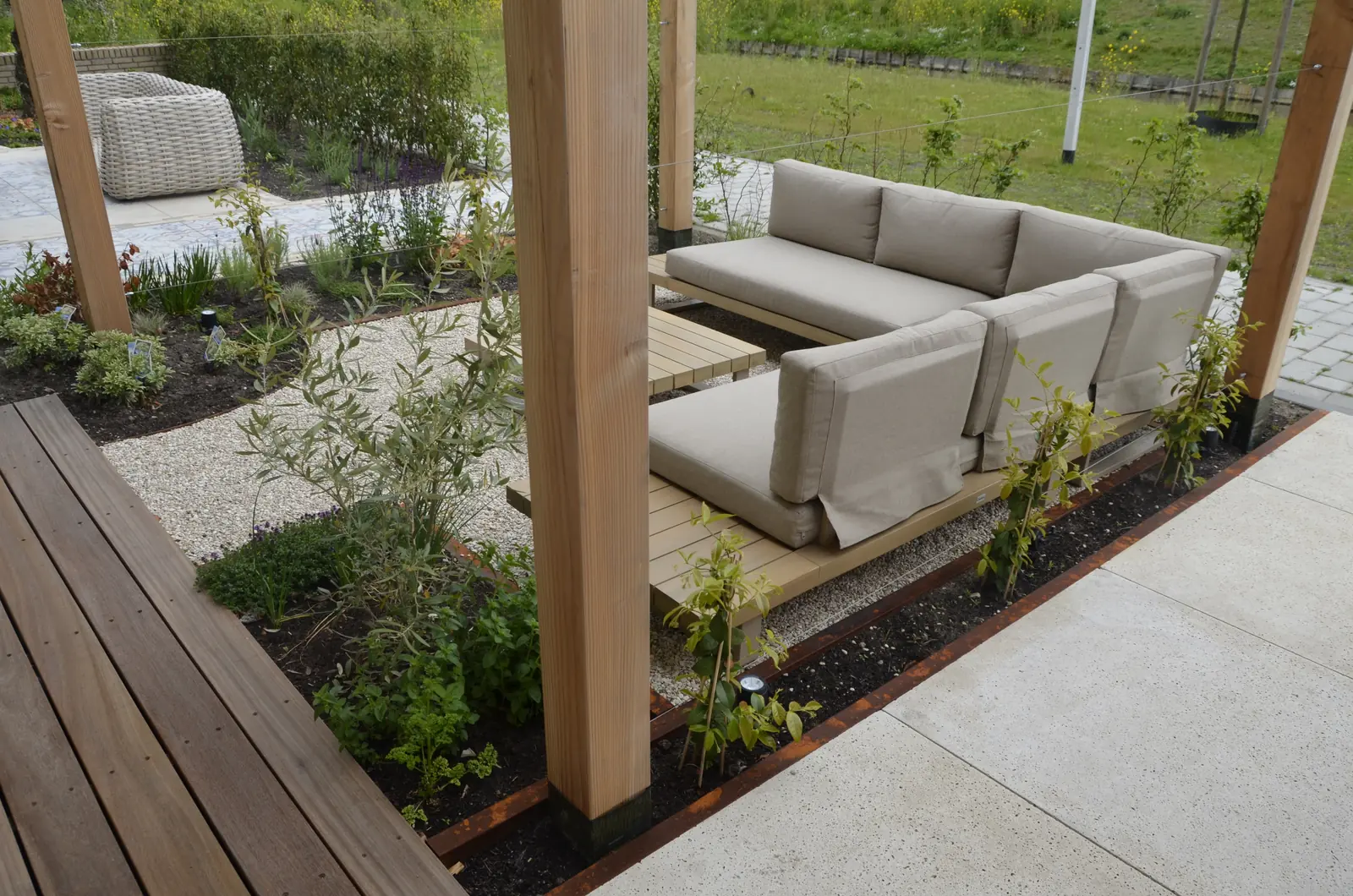 Loungeset onder de pergola met het veld erachter