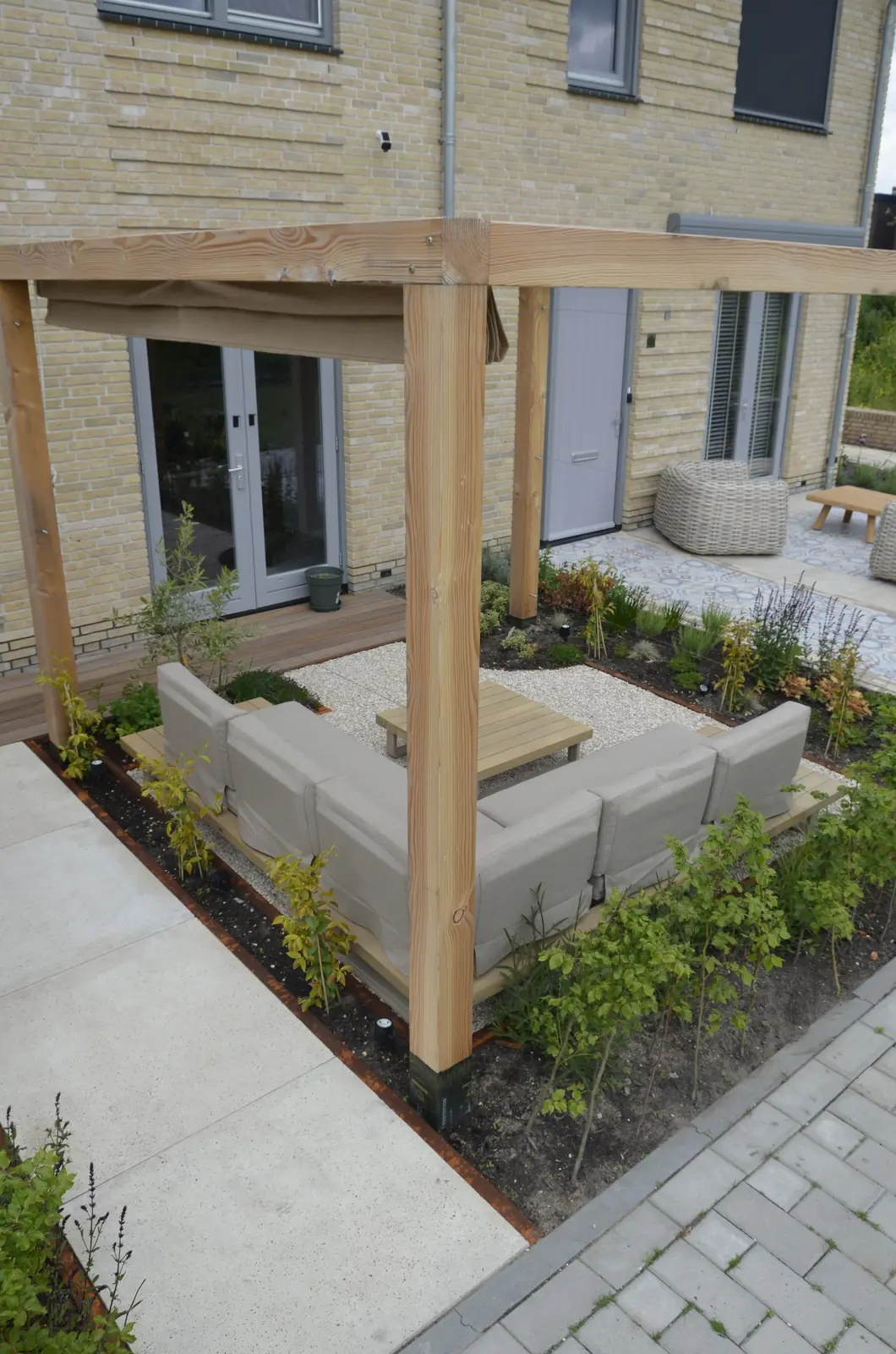 Zithoek onder de pergola, gezien vanaf het pad