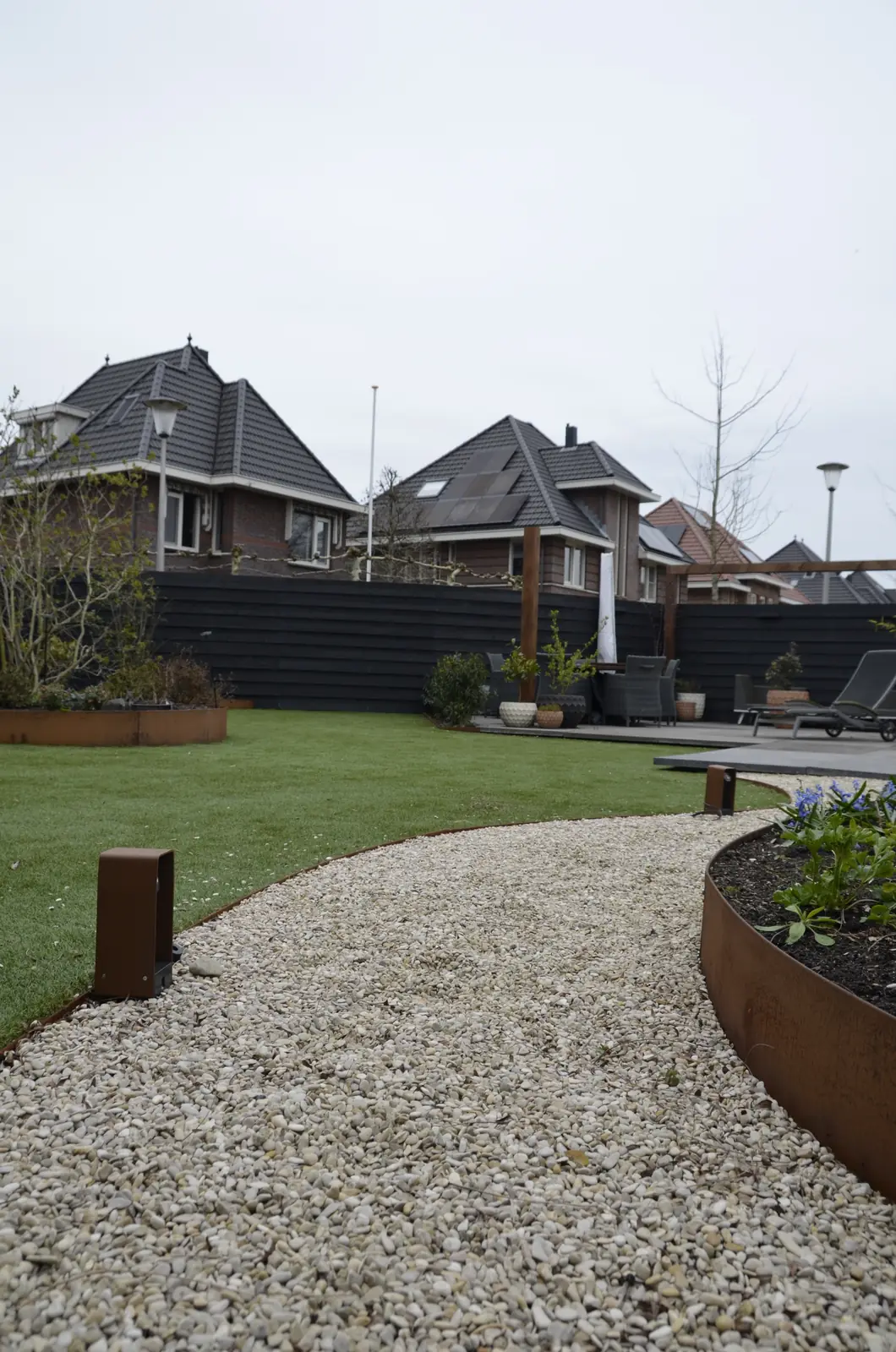 Grindpad met cortenstalen rand langs de border