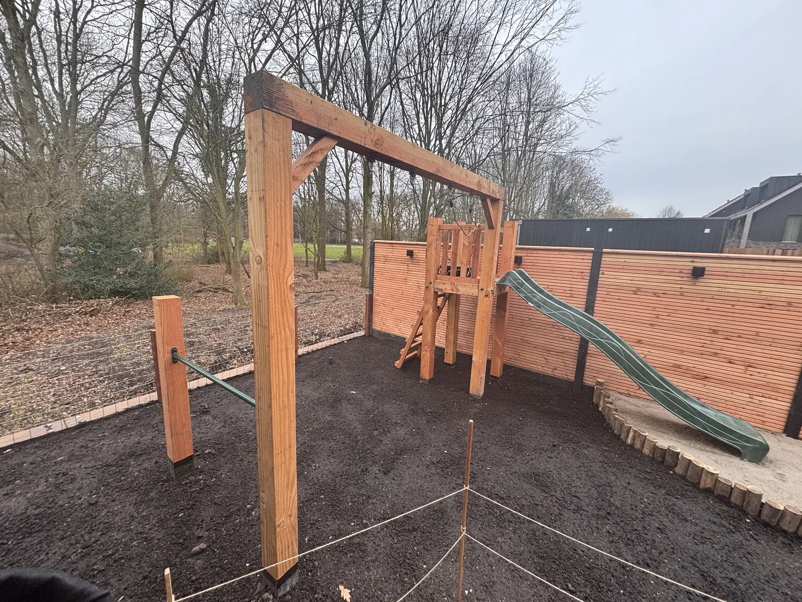 De constructie van de overkapping van buitenaf