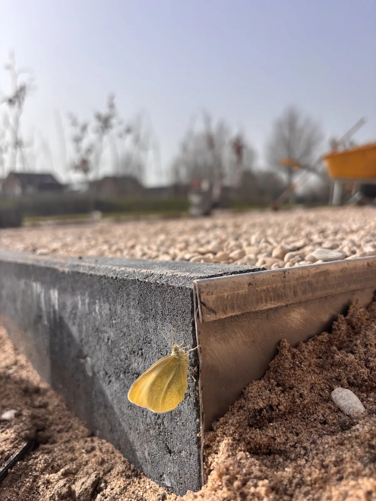 Kantopsluiting met grind erachter