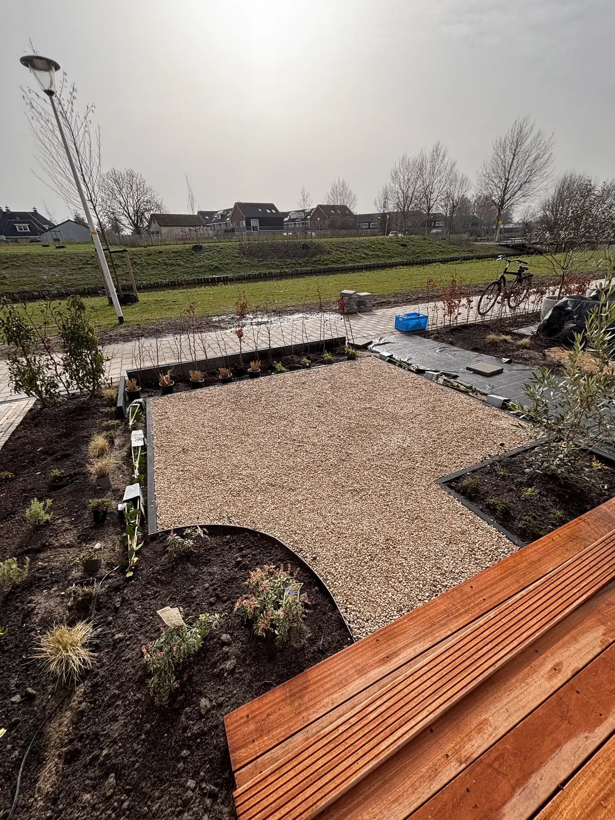 De tuin in aanbouw, gezien vanaf de vlonder