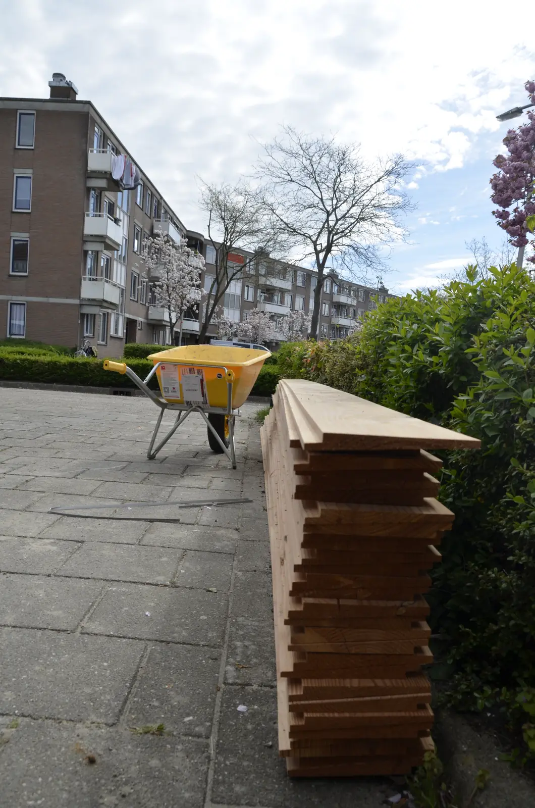 Gestapelde stenen bij de kruiwagen