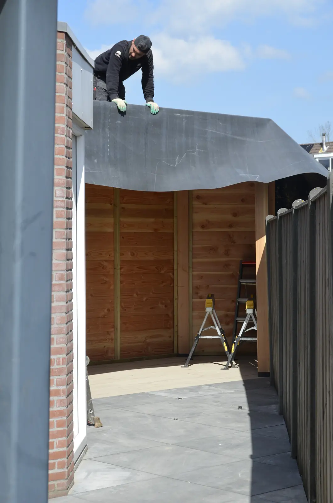 Het dak van de veranda wordt afgewerkt