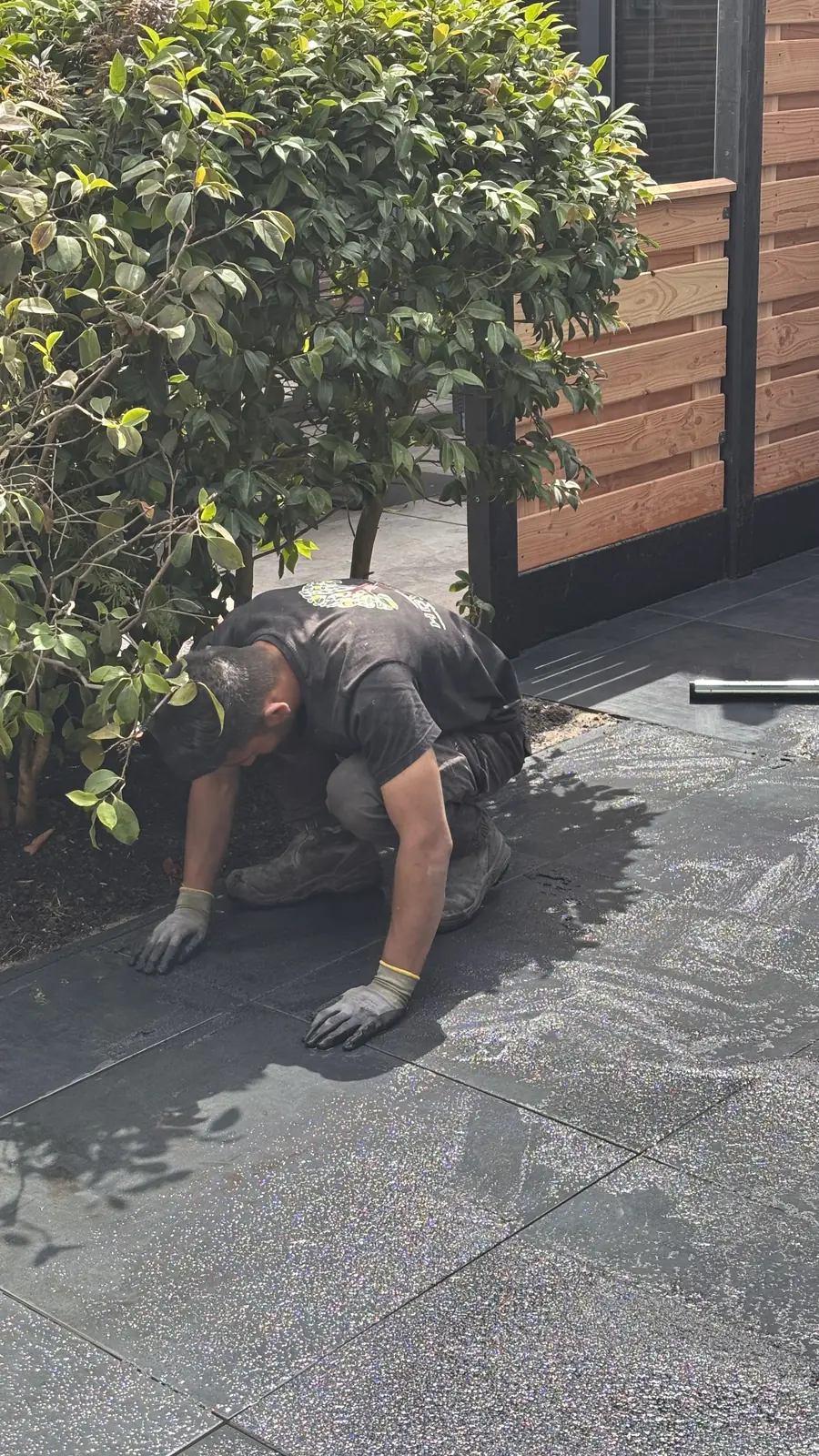 Hovenier op de knieën bij de border