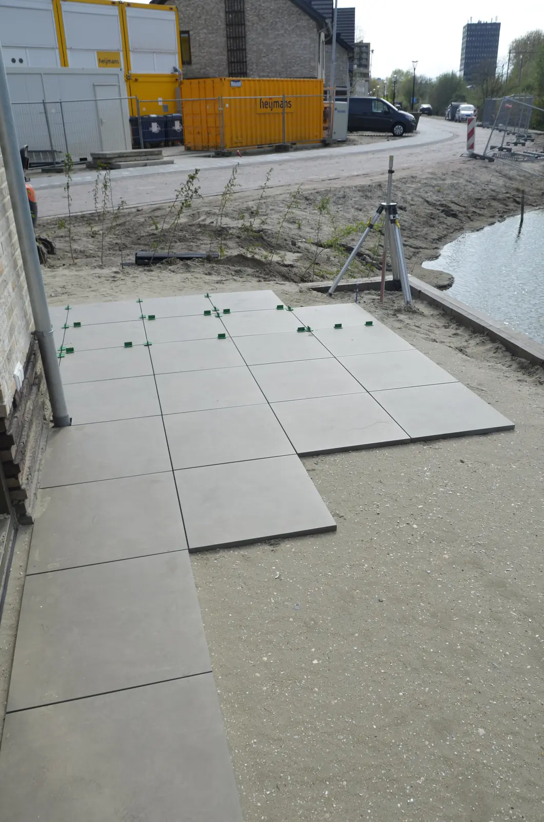Terrastegels uitgelegd op het zandbed