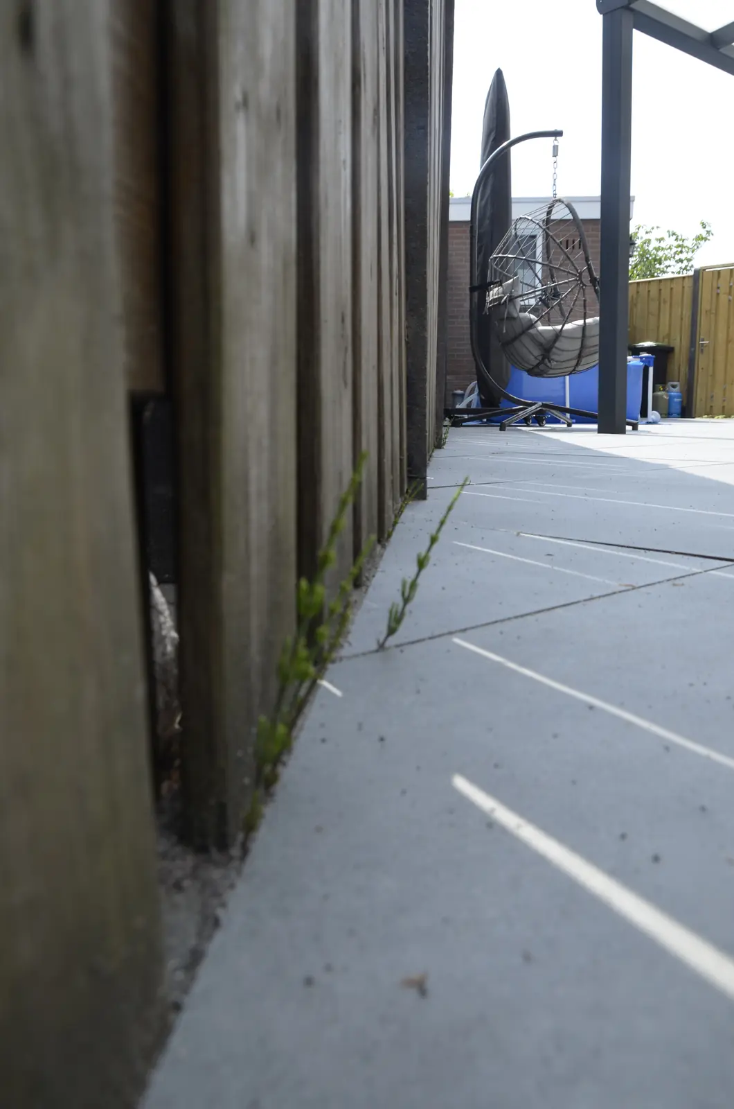 Het afgeronde terras met de veranda en de nieuwe schutting