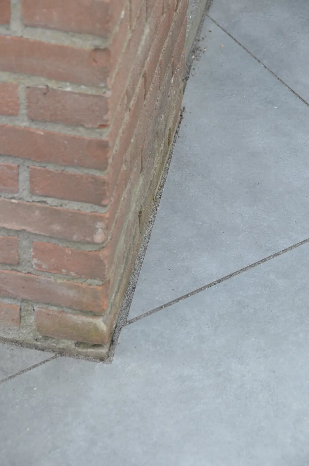 Detail van het poortslot in de houten schutting