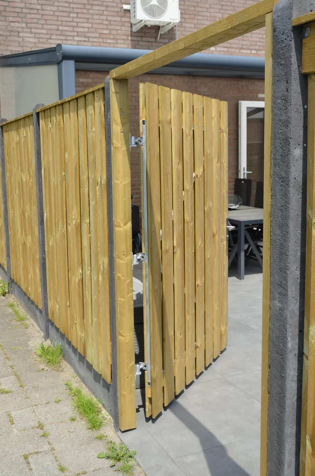 Vers gezaagde douglas balken, klaar voor montage