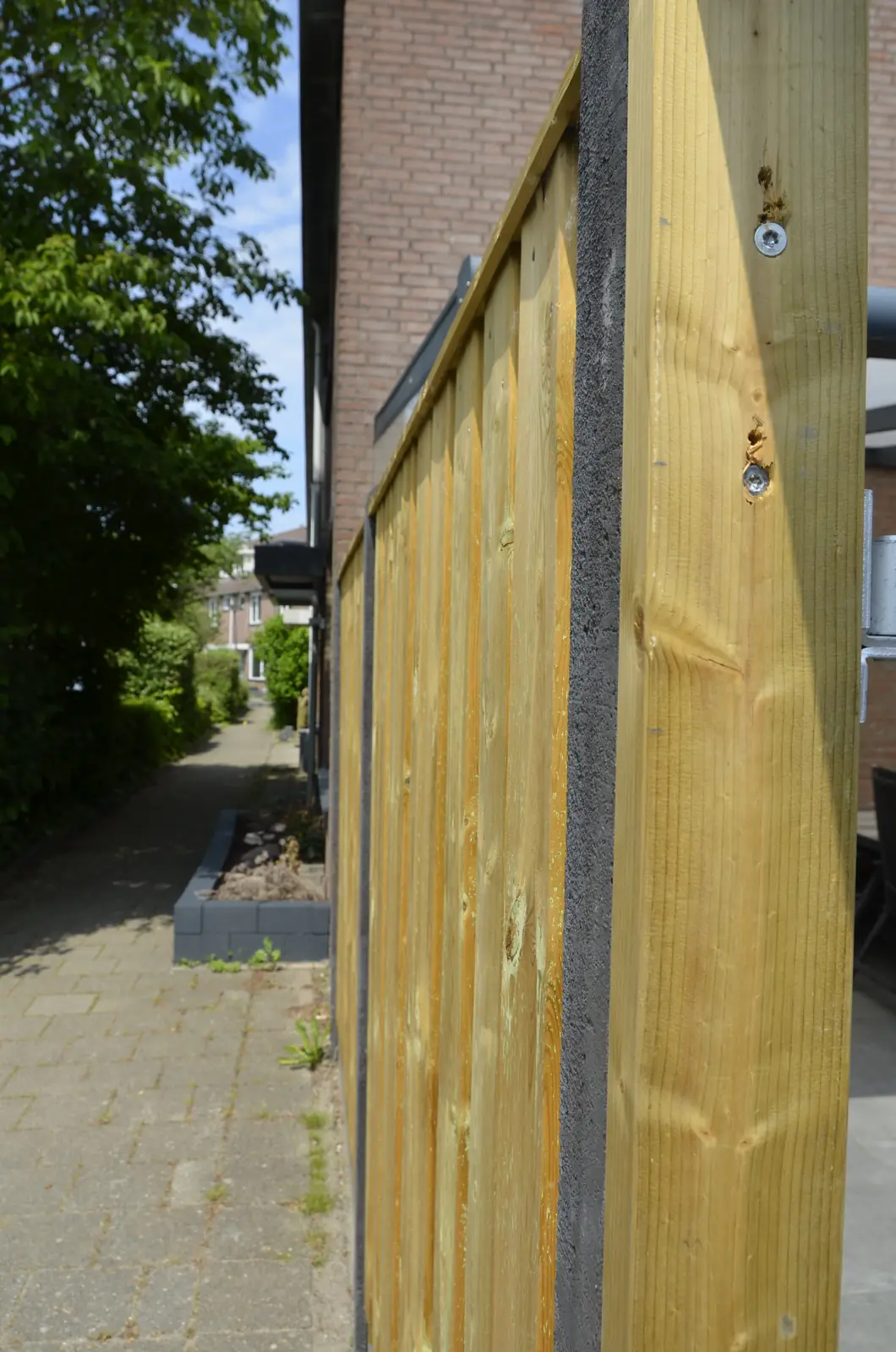 Nieuwe schutting langs de erfgrens
