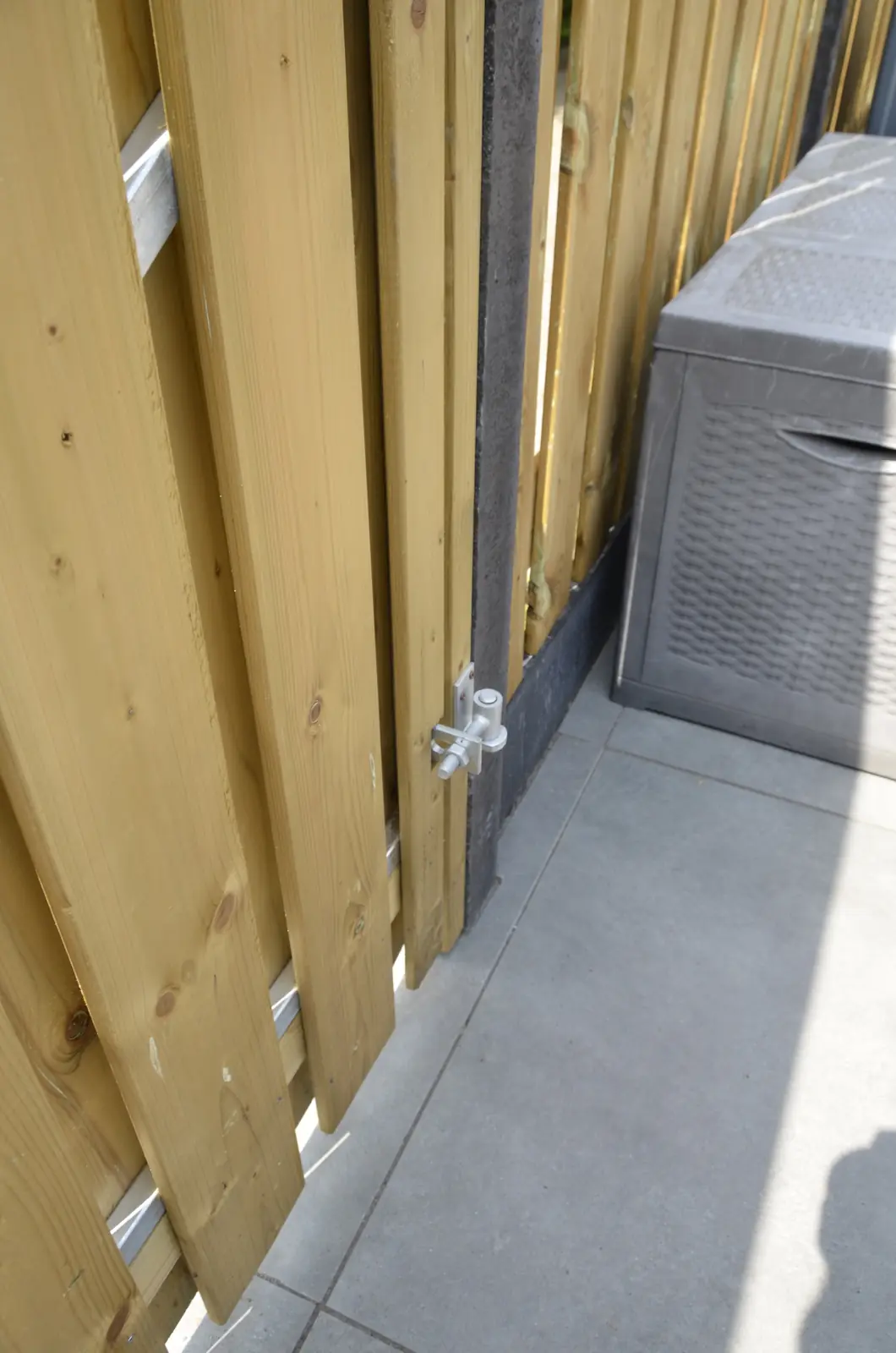 Poortdetail met het slot in de houten schutting