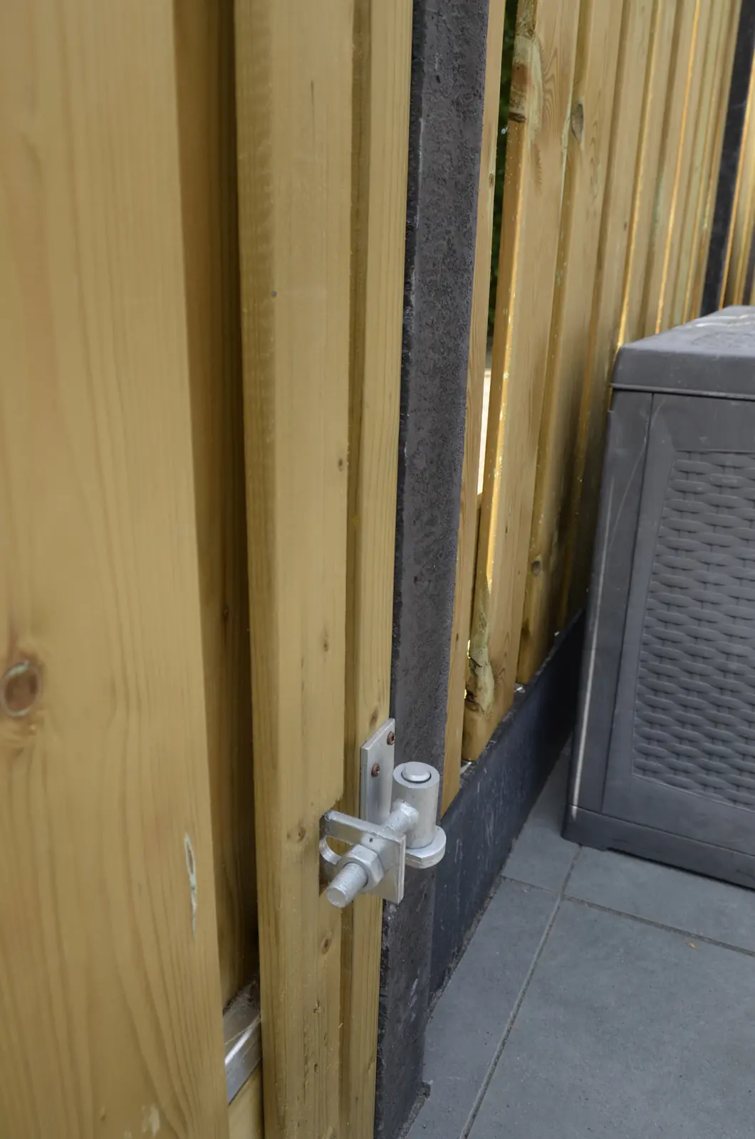 De schutting met de container ernaast