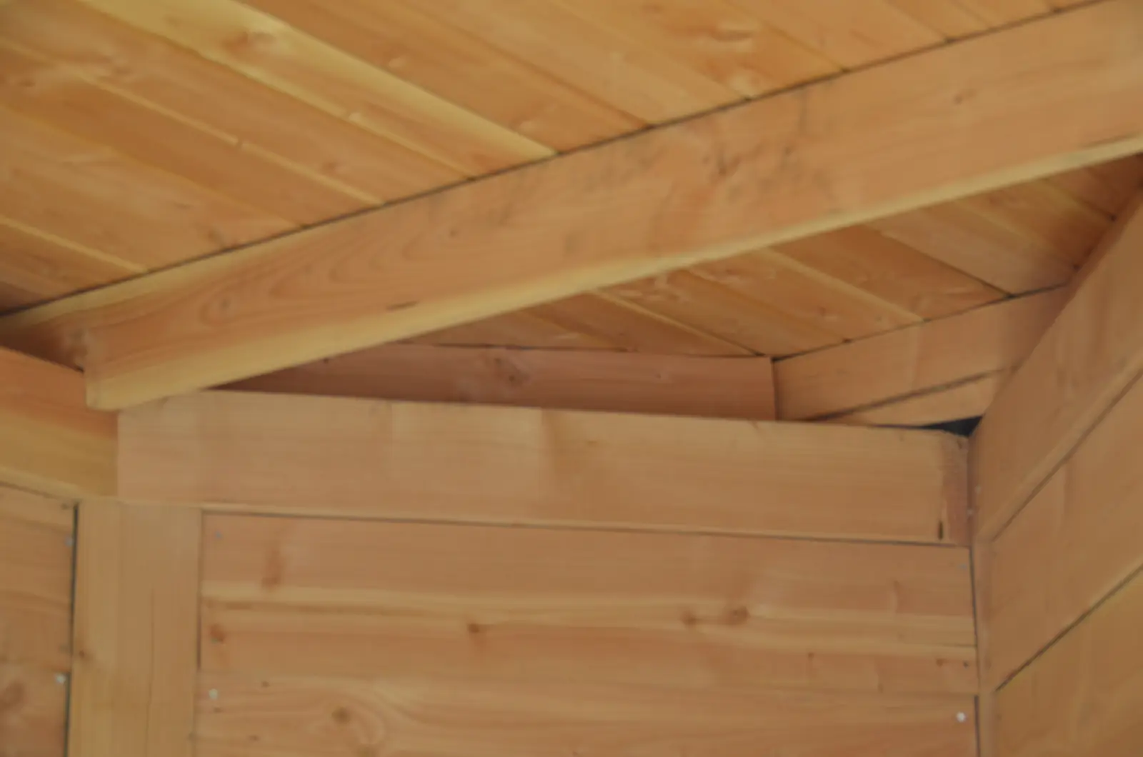 Houtverbinding onder het dak van de veranda