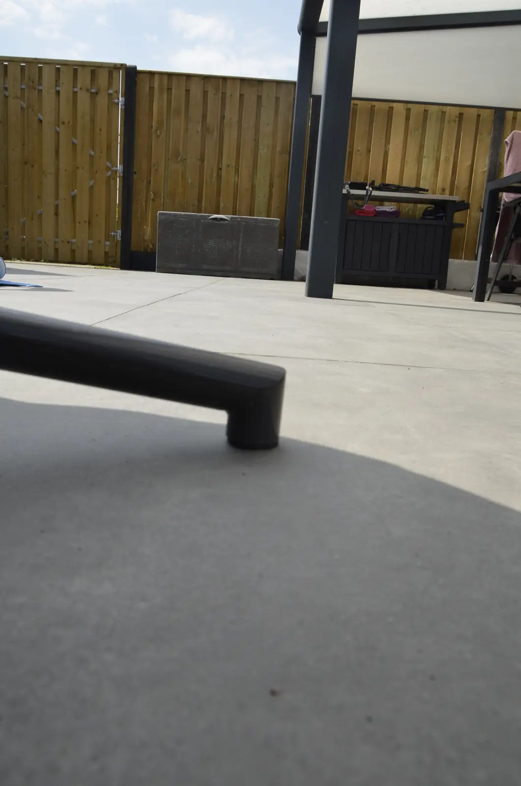 Het afgeronde terras met de veranda erboven
