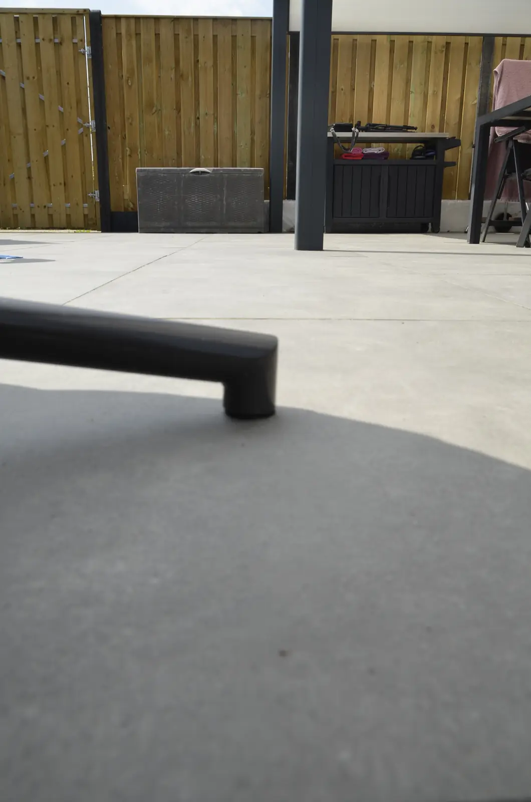 Terras met de veranda en de nieuwe schutting