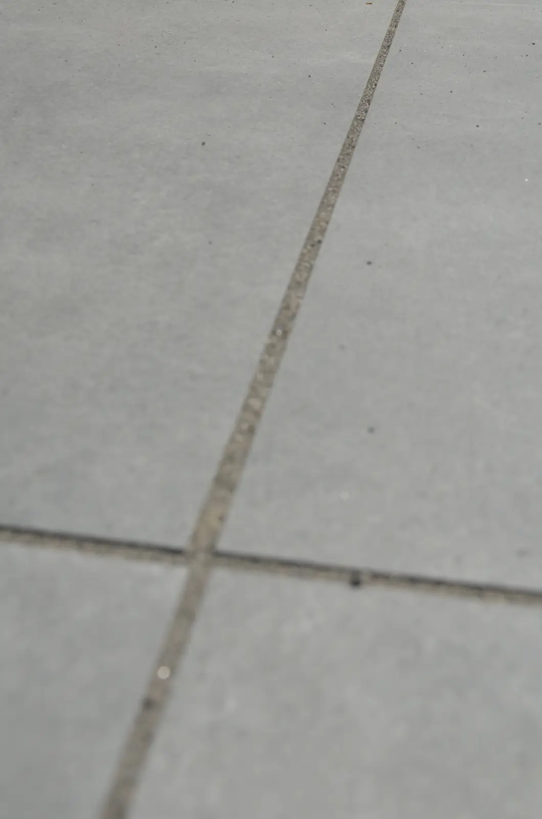 Detail van de voeg tussen twee tegels