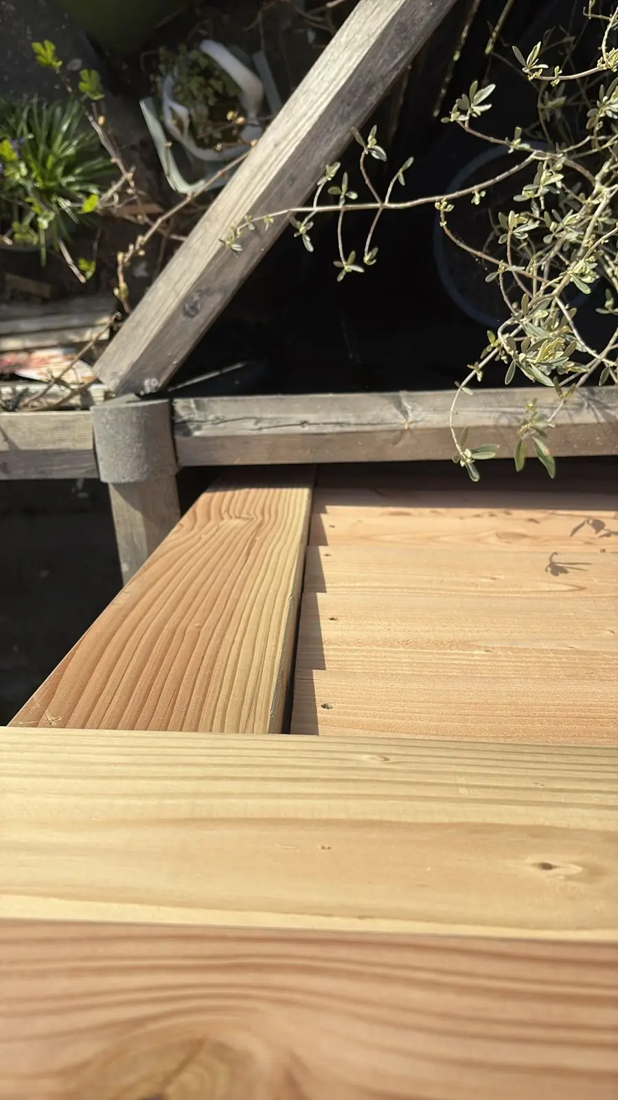 Vers gezaagde balken bij de veranda in aanbouw