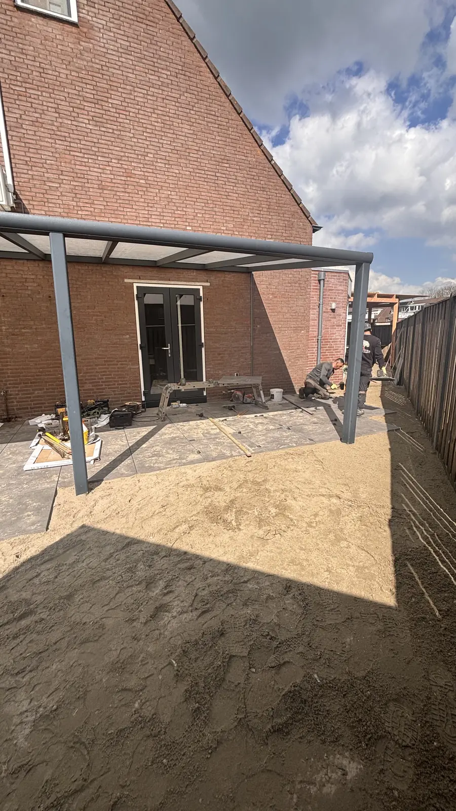 De tuin tijdens de aanleg met zand en zaagtafel