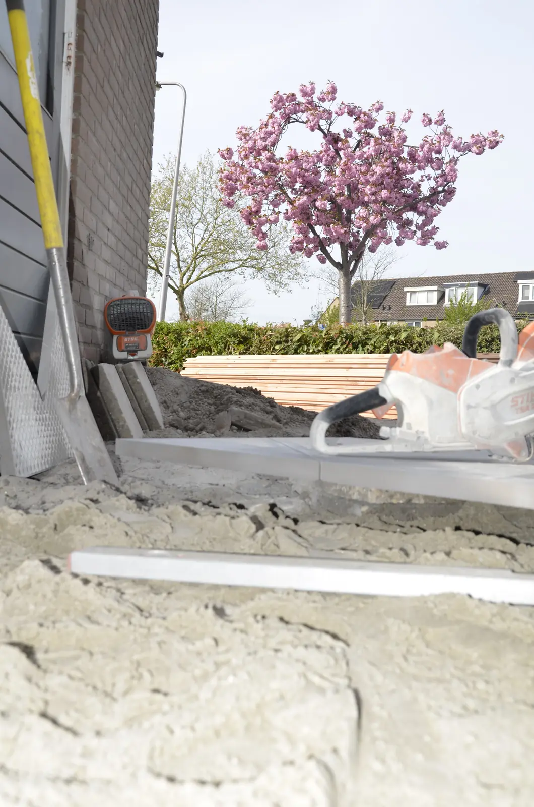 Bloeiende sierkers naast de bouwplek
