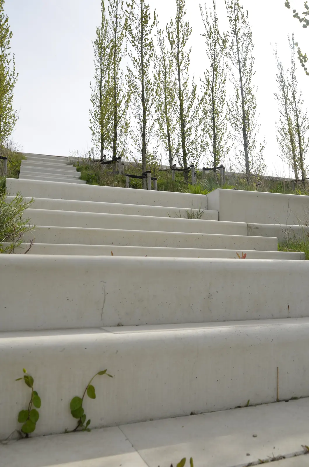 Betonnen keerwanden langs de erfgrens