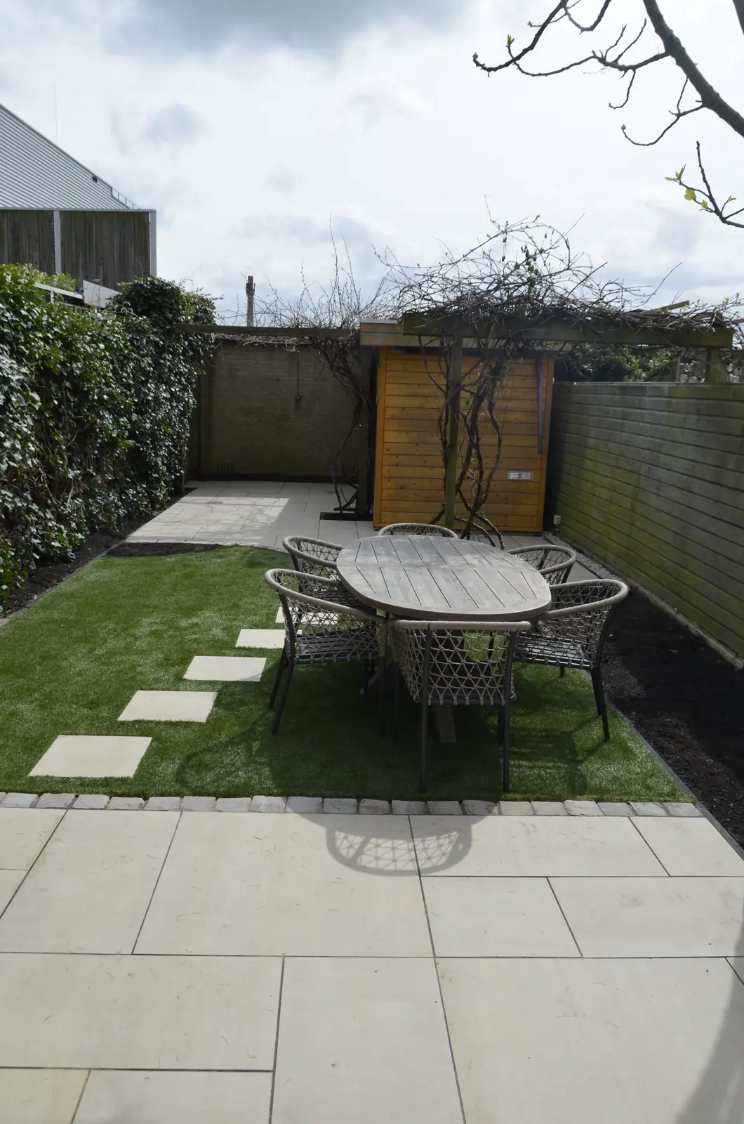 Eettafel op het terras met het gazon ernaast